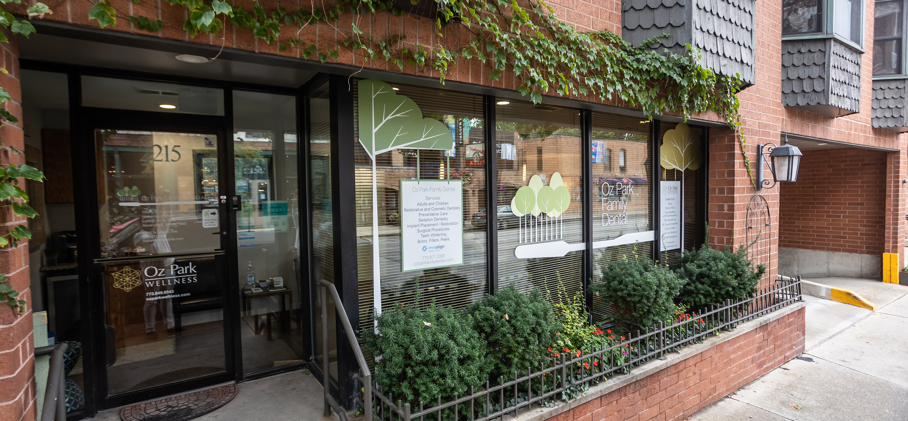 Small shrubbery in front of Grand Dental - Oz Park